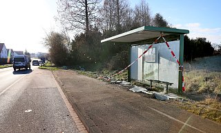 Die Bushaltestelle an der Engerstraße in der Nähe des Kreisverkehrs mit Rüterweg und Birkenstraße wurde arg ramponiert. - Frank-Michael Kiel-Steinkamp