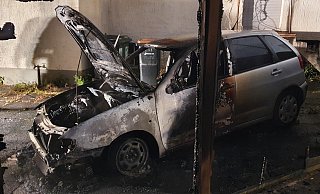 Dieser Wagen ging in Flammen auf. - Feuerwehr Enger