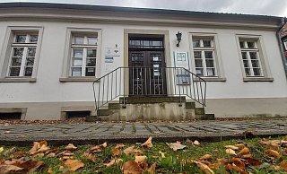 Von Außen sieht man kaum Spuren: Auf das Haus an der Wehmstraße ist ein Brandanschlag verübt worden. Brandermittler der Polizei haben die Arbeit aufgenommen. - Florian Weyand