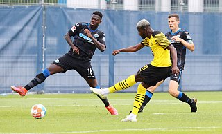 Richmond Tachie trifft für die SCP-Reserve beim Testspiel in Paderborn zum 1:1. Johannes Dörfler (l.) und Ron Schallenberg kommen zu spät. Ab der kommenden Saison wird auch Tachie das SCP-Trikot tragen. - imago images