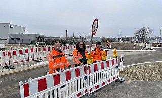 Tobias Fischer, Abteilungsleiter Bau bei Straßen NRW in Bielefeld (v.l.), Burghard Müller, Projektleitung, ebenfalls von Straßen NRW und Markus Freese, Bauleiter der ausführenden Firma Eurovia gaben eine Seite des Kreisels am frühen Freitagmorgen wieder für den Gesamtverkehr frei. - Natalie Gottwald