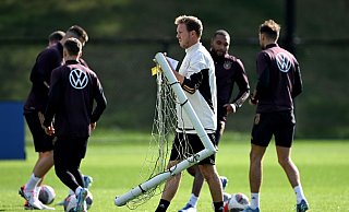 Der neue DFB-Coach Julian Nagelsmann stand zum ersten Mal mit seiner Mannschaft auf dem Platz. - Federico Gambarini/dpa