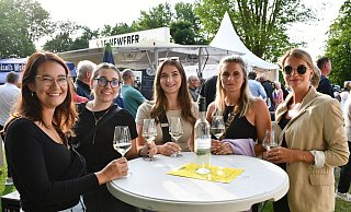 Levina Ta (v.l.), Annika Wolff, Kim Bockhorst, Lara Seifert und Nele Kemena gefällt das bunte Fest in ihrer Heimat Bünde. Sie probierten einen leichten Weissburgunder. - Louisa Kohnert