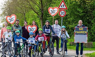 Sicherer Schulweg: Im Bielefelder Stadtteil Babenhausen haben Stephanie Claes, Hanno Meyer, Katharina Arditi, Alena Voelzkow, Kathi Heeren, Henrik Baker und Willi Claes von der Eltern-AG deswegen extra eine AG gegründet und kämpfen seit Jahren für ein simples Tempolimit – bislang vergeblich. - Alejandro Arditi