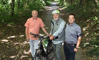 Thomas Kippels-Ohlhoff (v. l.), Kurt Begemann und Sebastian Dahlkötter auf dem Werreradweg. - Dirk Windmöller