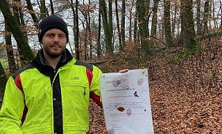 Not amused: Förster Jaron Bodin muss zum wiederholten Male die Absperrung an dem Wanderweg im Hesseltal erneuern. - Matthias Foede