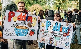 Sascha (v.l.) und Sammy präsentieren ihre Pudding-Plakate. - René Weinitschke