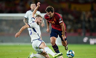 Die Schotten um Ryan Porteous (l) verpassten die vorzeitige Qualifikation für die EM in Deutschland. - Jose Breton/AP