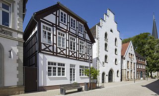 Im Sitzungssaal der Alte Waage (r.) in Brakel müssen künftig zwei Stühle mehr hingestellt werden. Der Brakeler Rat besteht nun aus 36 Sitzen. 17 davon gehen an die CDU. - Matthias Groppe