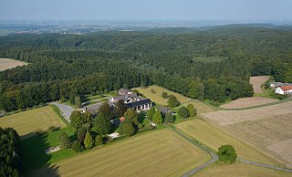 Der Haldemer Berggasthof Wilhelmshöhe mit Hotel hatte den Betrieb Ende Juli 2023 eingestellt. Danach wurde der Komplex per Online-Anzeigen zum Verkauf angeboten. - Gemeinde Stemwede/Oliver Lange