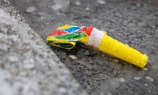 Eine Karnevalströte liegt am Straßenrand im Zentrum von Jüchsen. Der Grabfelder Ortsteil weist die größte Inzidenz in Thüringen auf und gilt demnach als Corona-Hotspot. - Foto: Michael Reichel/dpa