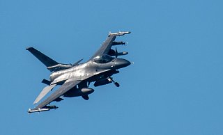 Ein Kampfflugzeug vom Typ F-16 Fighting Falcon hat zum Landen auf dem US-Militärflugplatz Spangdahlem das Fahrwerk ausgefahren. - Harald Tittel/dpa