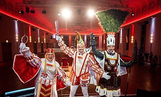 Jungfrau Gerdemie (Björn Braun, l-r), Prinz Sven I. (Sven Oleff) und Bauer Gereon (Gereon Glasemacher), das Kölner Dreigestirn, stehen im Festsaal Gürzenich in Köln. - Foto: Costa Belibasakis/Gemeinnützige Gesellschaft des Kölner Karnevals mbH/dpa