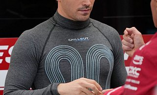 Wegen der neuen Hitze-Regel der Formel 1 können die Piloten wie Charles Leclerc in Singapur Kühlwesten tragen. - Vincent Thian/AP/dpa
