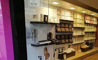 Mit der Faust soll ein Mann die Scheibe des Juweliergeschäftes eingeschlagen haben. - Ingrun Waschneck