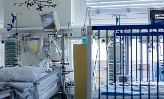 Die Lage an vielen Kinderkliniken ist Experten zufolge kritisch: Ärztemangel, Fachkräftemangel, Geldmangel und der Abbau von Betten setzen die Einrichtungen zunehmend unter Druck. - Rolf Vennenbernd/dpa