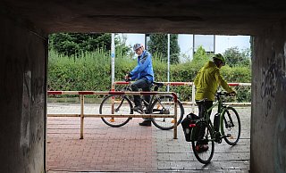 Nicht geeignet: Georg Hofemann (blaue Jacke) und Klaus Schroeder (gelbe Jacke) vom ADFC Löhne gehen mit ihren Rädern durch die Unterführung zwischen Nordbahn- und Löhner Straße vor der ehemaligen Gaststätte Huxold. - Ulf Hanke