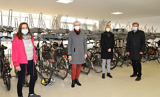 Monique Gulba (v. l.), Service-Mitarbeiterin Team Radstation, Claudia Warnecke, Technische Beigeordnete, Ursula von Donop, Niederlassungsleitung SBH West Paderborn, sowie Horst-Hermann Müller, Geschäftsführer Jobcenter Kreis Paderborn, freuen sich über den neuen Standort der Radstation. - Stadt Paderborn