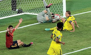 Pariert: Schweden-Keeper Robin Olsen klärt gegen Spaniens Alvaro Morata. - Foto: Julio Munoz/EPA Pool via AP/dpa