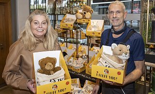 Karin und Ingo Feuerstein zeigen die aufgearbeiteten Kuscheltiere. - Jörg Dieckmann