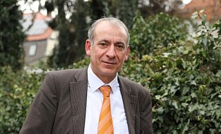 Verani Kartum kritisiert Bürgermeister Michael Dreier. - Marc Schröder