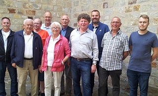 Willibald Haase (4. v. r.), Fraktionsvorsitzender der Sozialen Gemeinschaft Delbrück, stellt sich zur Wahl und weiß die Mitglieder der SGD hinter sich. - SGD