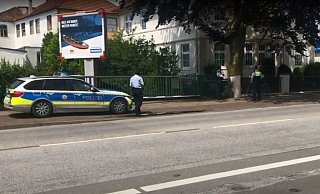 Die alarmierten Polizisten im Gespräch mit dem 37-jährigen Herforder (von den zwei Beamten rechts verdeckt). - NW
