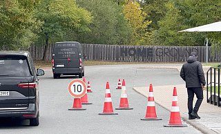 Treffpunkt Franken: Der erkrankte Nick Woltemade saß in keinem der Kleinbusse, die in Herzogenaurach vorfuhren. - Klaus Bergmann/dpa