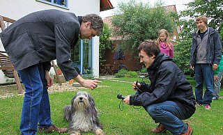 Hund Luzie übernimmt die Stimme von Spürhund Rex. Martin Jäger-Degenhard (v.l.), Lars, Helena und David hören gespannt zu. - FOTO: ANJA SCHWEPPE