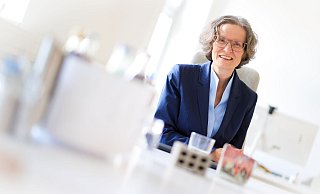 Ministerin Scharrenbach kehrt nach ersten Erfolgen in ihrer Krebstherapie motiviert an ihren Arbeitsplatz zurück. - Christoph Reichwein/dpa