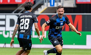 Marcel Hoffmeier (r.) jubelt über seinen sehenswerten 1:0-Treffer im Heimspiel gegen Kiel. Teamkollege Lucas Copado freut sich mit. - David Inderlied/dpa