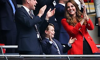 Prinz William, Herzogin Kate und der kleine George feiern ein Tor für England. - Foto: Christian Charisius/dpa