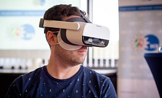 NW-Volontär Niklas Tüns hat sich die VR-Brille aufgesetzt. - Manuela Puls