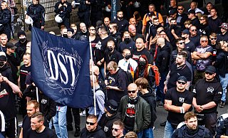 Bei einer Demo von Rechtsextremen in Herford waren auch viele jüngere Teilnehmer dabei. - Archivfoto: Daniel Salmon