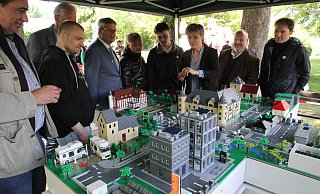 Ein echter Hingucker: Die Besucher bestaunen den Nachbau ihrer aus den fünf Ortsteilen bestehenden Gemeinde aus Lego-Steinen. - Johannes Büttner
