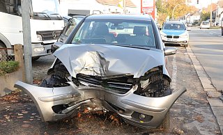 Der Mercedes war nach dem Unfall auf der Weseler Straße nicht mehr fahrbereit. - Niklas Krämer