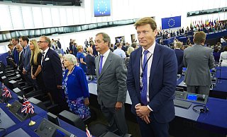Bild mit Symbolcharakter: EU-Feinde wie Nigel Farage (2. v. r.) drehten dem Parlament den Rücken zu, als die Europahymne erklang. - picture alliance / dpa
