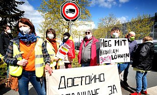 Die Protestaktion der NGG und IG Werk FAIRträge bei Tönnies vor dem Stammwerk in Rheda. - Andreas Frücht