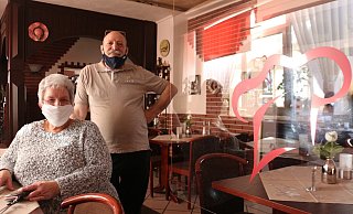 Seit 30 Jahren versorgen Angela und Luciano Simeone ihre Gäste in Gohfeld mit knuspriger Pizza. - Susanne Barth