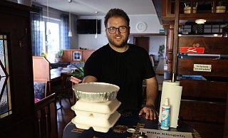 Essensausgabe: Gary Rainforth, der Wirt im Werster Hof, hat den Engang zur Gaststube in eine Übergabe-Station verwandelt. Es gibt sogar Desinfektionsmittel auf dem Tisch. - Jörg Stuke