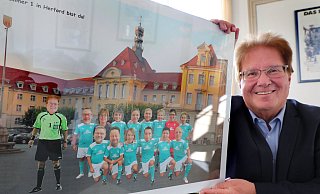 Als Schiedsrichter mit Fußballmannschaft hat das Team von der Abteilung Bürgerservice, Sicherheit und Ordnung seinen Chef Lothar Sobek in einer Fotomontage vor das Rathaus gestellt. - Frank-Michael Kiel-Steinkamp