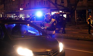 Einsatzleiter Volker Huß im Gespräch mit einem Autofahrer. - Frank-Michael Kiel-Steinkamp