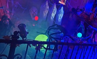 Während die drei Geister vor dem Haus am Tage etwas blass und steif wirken, kehrt bei Dunkelheit Leben ein. Da wird getanzt und gesungen. Möglich machen das Projektionen. - privat