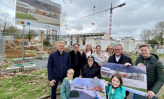 Dirk Happe (v. l.), Uwe Balhorn, Simone Klamandt, Stephanie Schumacher, Sonja Delius, Michael Dreier, Sören Lühr sowie die Schüler Michel Mohn (v. l.), Phil Stratmann und Mira Reineke freuen sich auf das neue Schulgebäude. - Stadt Paderborn
