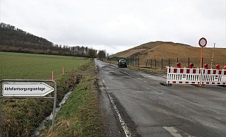 Ab hier ist Schluss: Die neue Einfahrt zur Entsorgungsanlage ist und bleibt frei, danach wird gesperrt. Und der Fahrbahnbelag ist schon mächtig aufgekratzt. - Simone Flörke