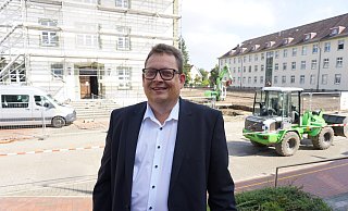 Stefan Schwartze schaut sich den Baufortschritt auf dem Herforder Bildungscampus an. Dieser konnte auch dank der finanziellen Hilfe des Bundes entstehen. - Christina Römer