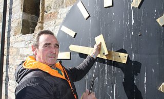 Eckhard Wende baute den Rest des abgebrochenen Minutenzeigers an dem östlichen Zifferblatt ab. - Johannes Büttner