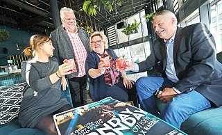 Montag ist Partytag: Irina Wiebe (Max Raebel, l.), Dehoga-Präsident Andreas Büscher und Detlef Rübenach sind schon jetzt in bester Stimmung. - Sarah Jonek