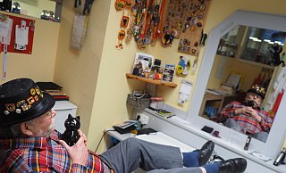 Josef Schunicht in seinem Salon – umgeben von allerhand Karnevalsorden. Und die schwarze Katze darf auch nicht fehlen. - Josef Köhne