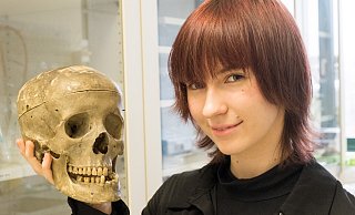 Für den Wettbewerb „Jugend forscht“ beschäftigte sich Emily Dyck vom Friedrichs-Gymnasium mit der Frage, ob der Schädel aus der Schulsammlung von einer Frau oder einem Mann stammt. Am 18. Februar stellt sie ihre Ergebnisse der Jury vor. - Ralf Bittner